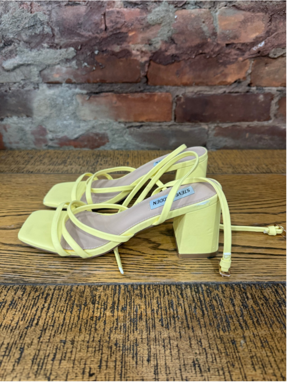 Steve Madden Yellow Strappy Block Heel Sandals Square Toe Ankle Strap 38 7.5 90s